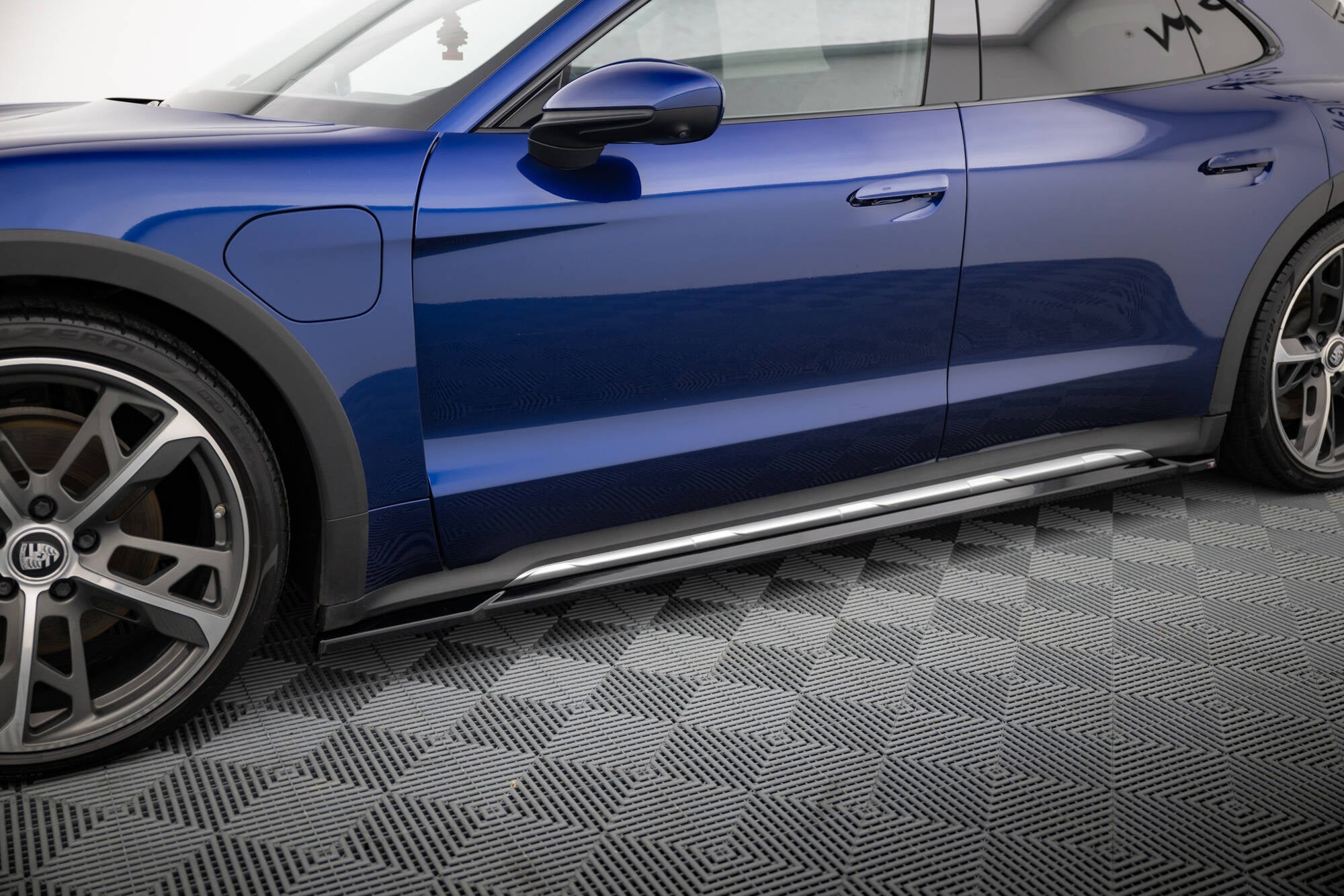 Side Skirts Diffusers Porsche Taycan Cross Turismo 4S – Maxton Design