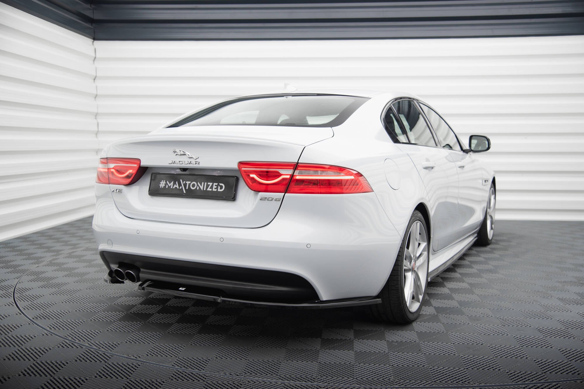 260506-01 JAGUAR XE R-SPORTS 純正 19inch Rear Side Splitters Jaguar XE R-Sport X760 – Maxton Design