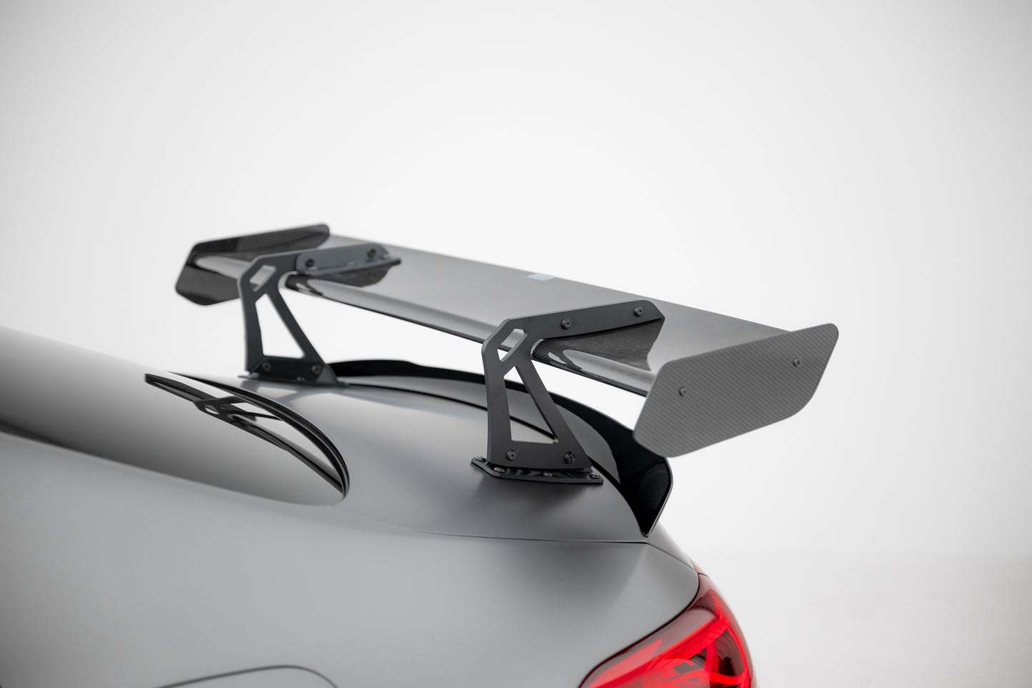 Karbonowy Spoiler Z Górnymi Mocowaniami + LED pasujący do Mercedes-Benz CLA Coupe C118 / C118 Facelift