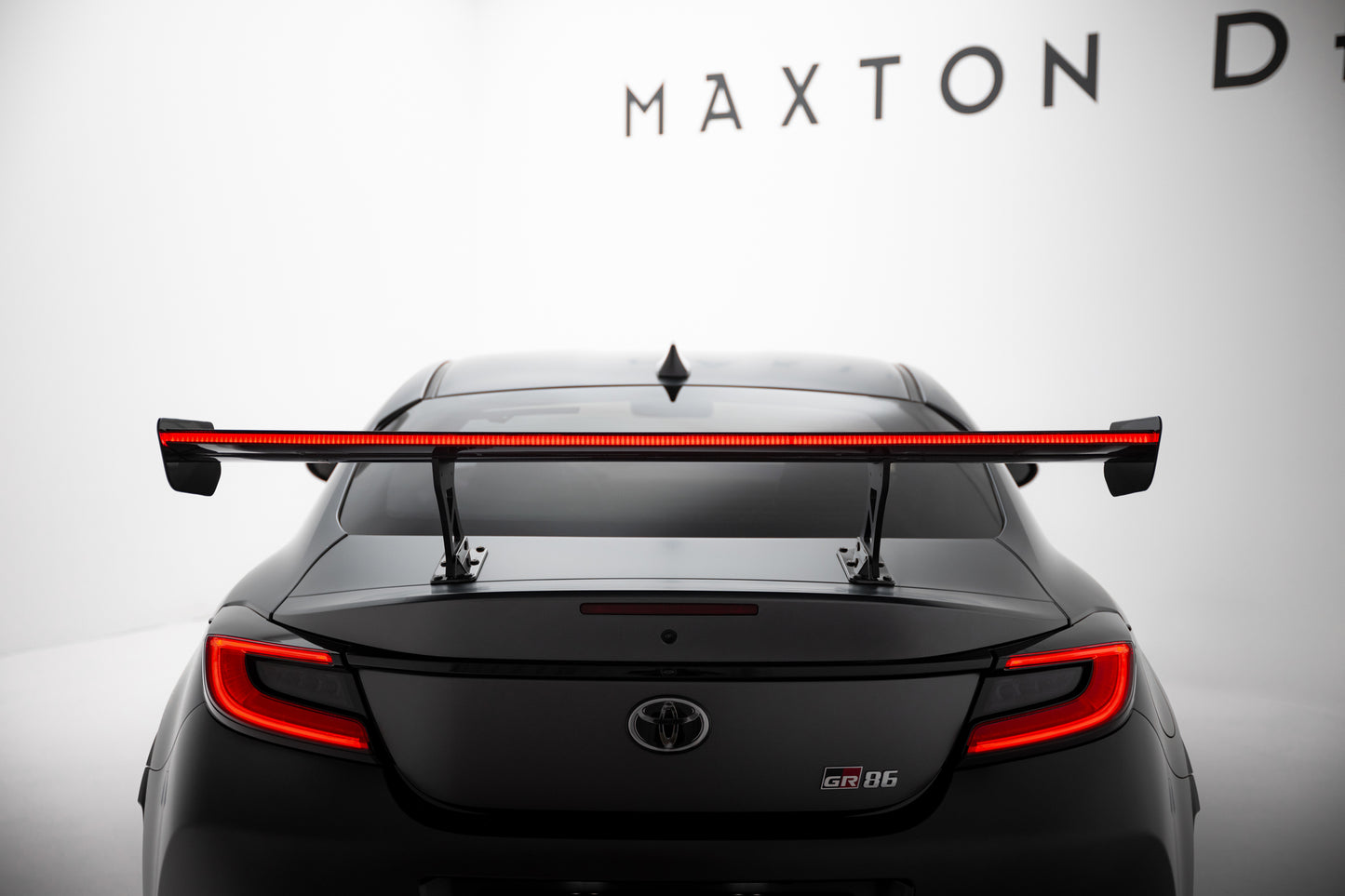 Karbonowy Spoiler Z Wewnętrznymi Wspornikami + LED pasujący do Toyota GR86 / Subaru BRZ Mk2