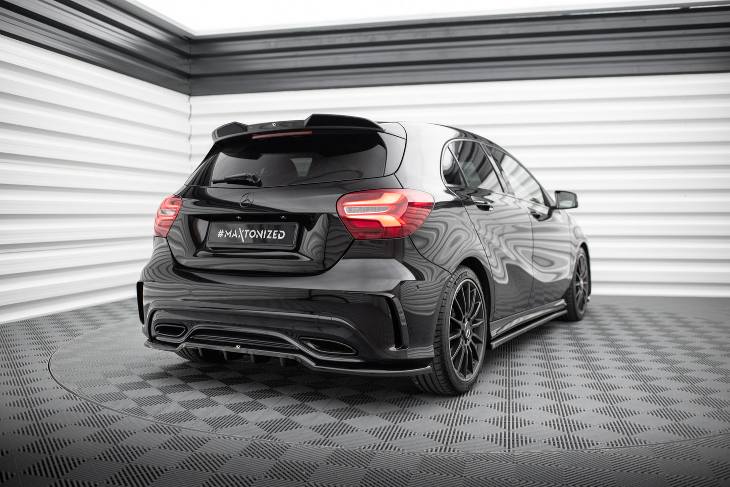 Hinten Splitter (mit einem vertikalem balken) Mercedes-Benz A AMG-Line W176 Facelif