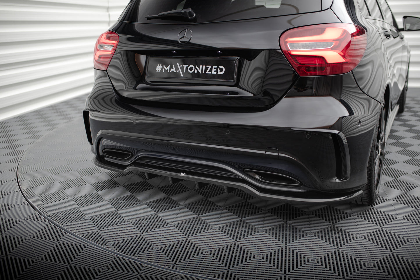 Hinten Splitter (mit einem vertikalem balken) Mercedes-Benz A AMG-Line W176 Facelif