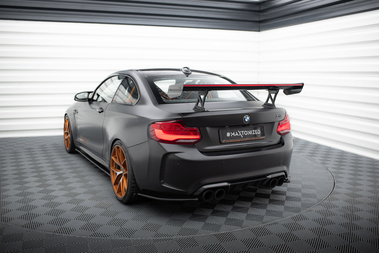 Karbonowy Spoiler Z Wewnętrznymi Wspornikami + LED pasujący do BMW M2 F87 / 2 / 2 M-Pack F22