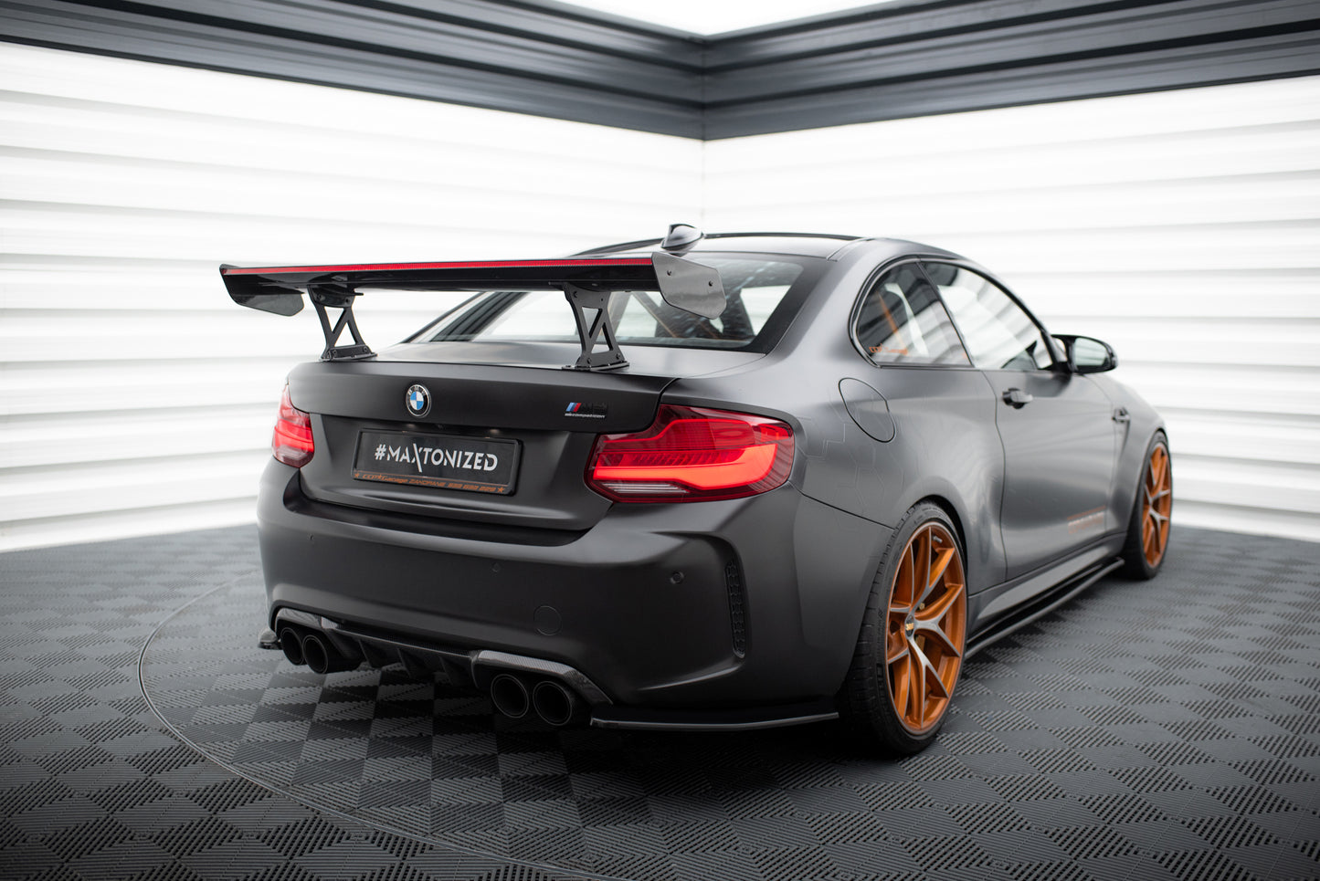 Karbonowy Spoiler Z Wewnętrznymi Wspornikami + LED pasujący do BMW M2 F87 / 2 / 2 M-Pack F22