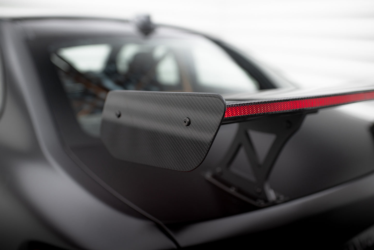 Karbonowy Spoiler Z Wewnętrznymi Wspornikami + LED pasujący do BMW M2 F87 / 2 / 2 M-Pack F22
