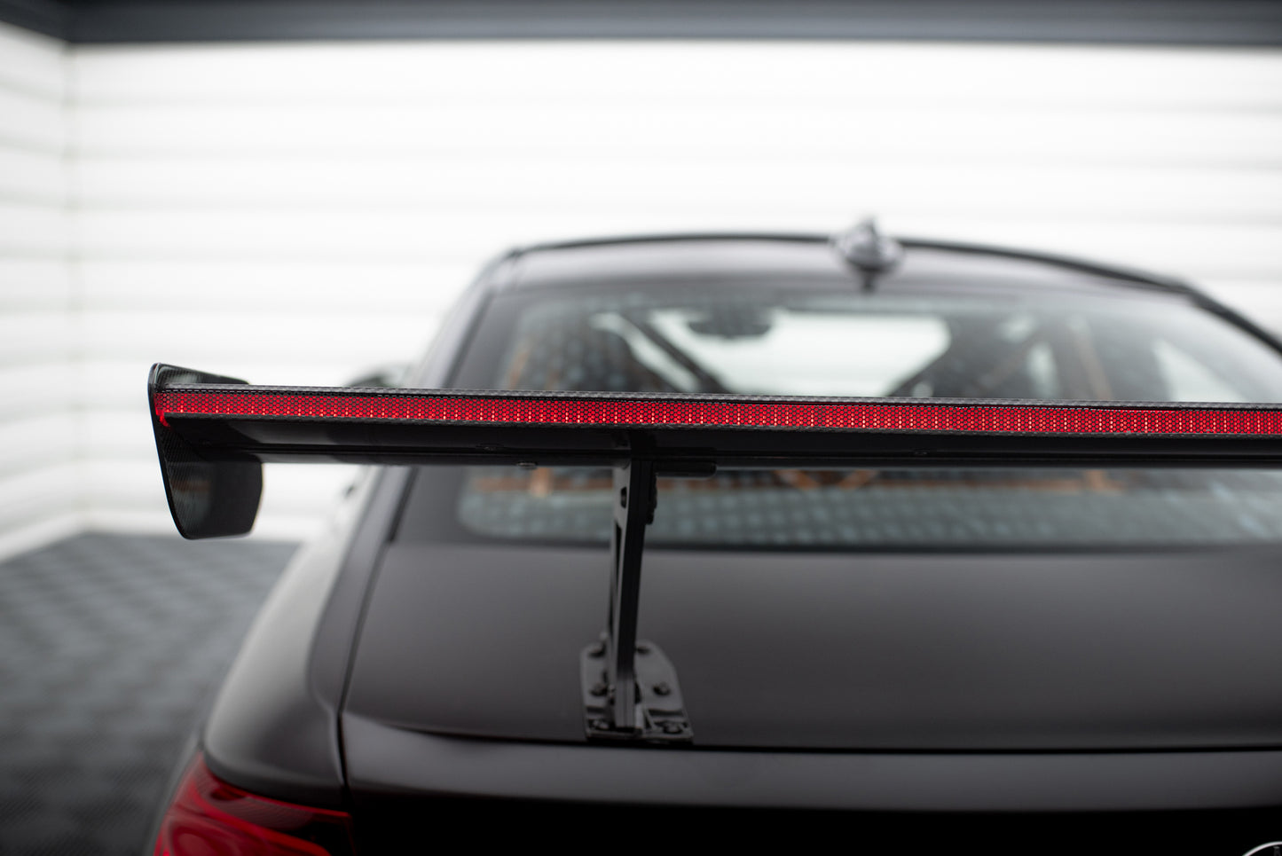 Karbonowy Spoiler Z Wewnętrznymi Wspornikami + LED pasujący do BMW M2 F87 / 2 / 2 M-Pack F22