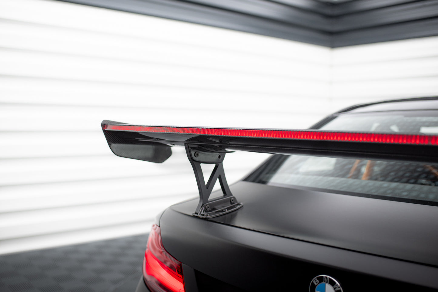 Karbonowy Spoiler Z Wewnętrznymi Wspornikami + LED pasujący do BMW M2 F87 / 2 / 2 M-Pack F22