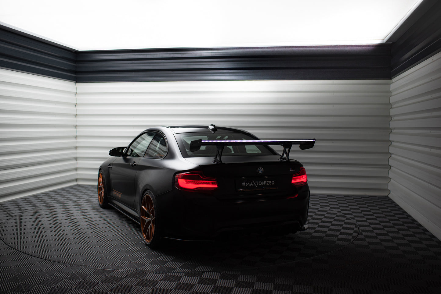 Karbonowy Spoiler Z Wewnętrznymi Wspornikami + LED pasujący do BMW M2 F87 / 2 / 2 M-Pack F22