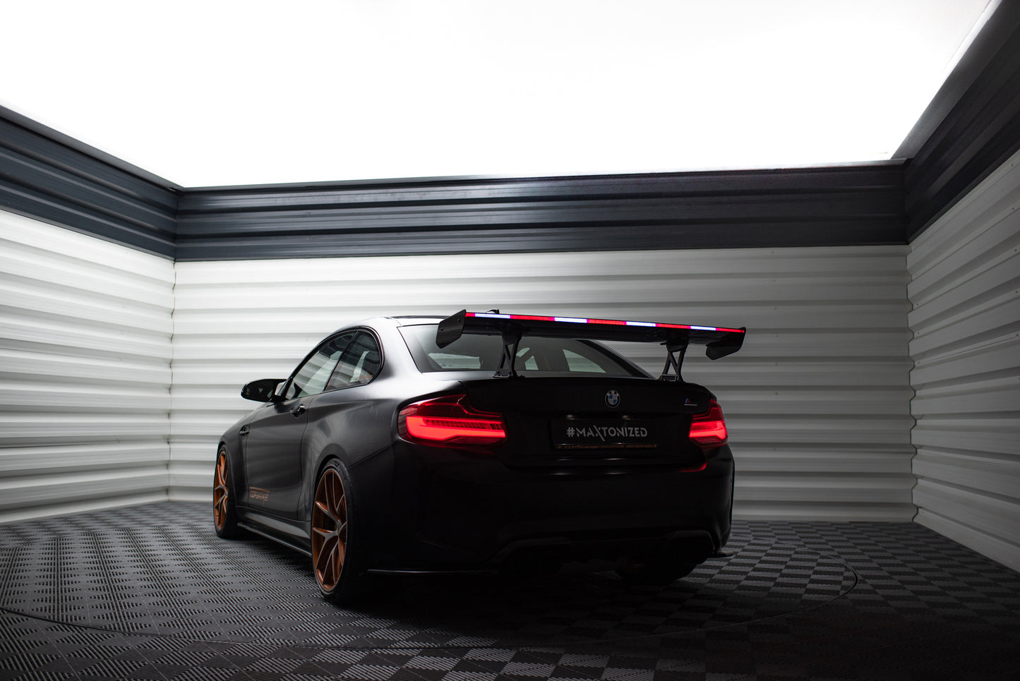 Karbonowy Spoiler Z Wewnętrznymi Wspornikami + LED pasujący do BMW M2 F87 / 2 / 2 M-Pack F22