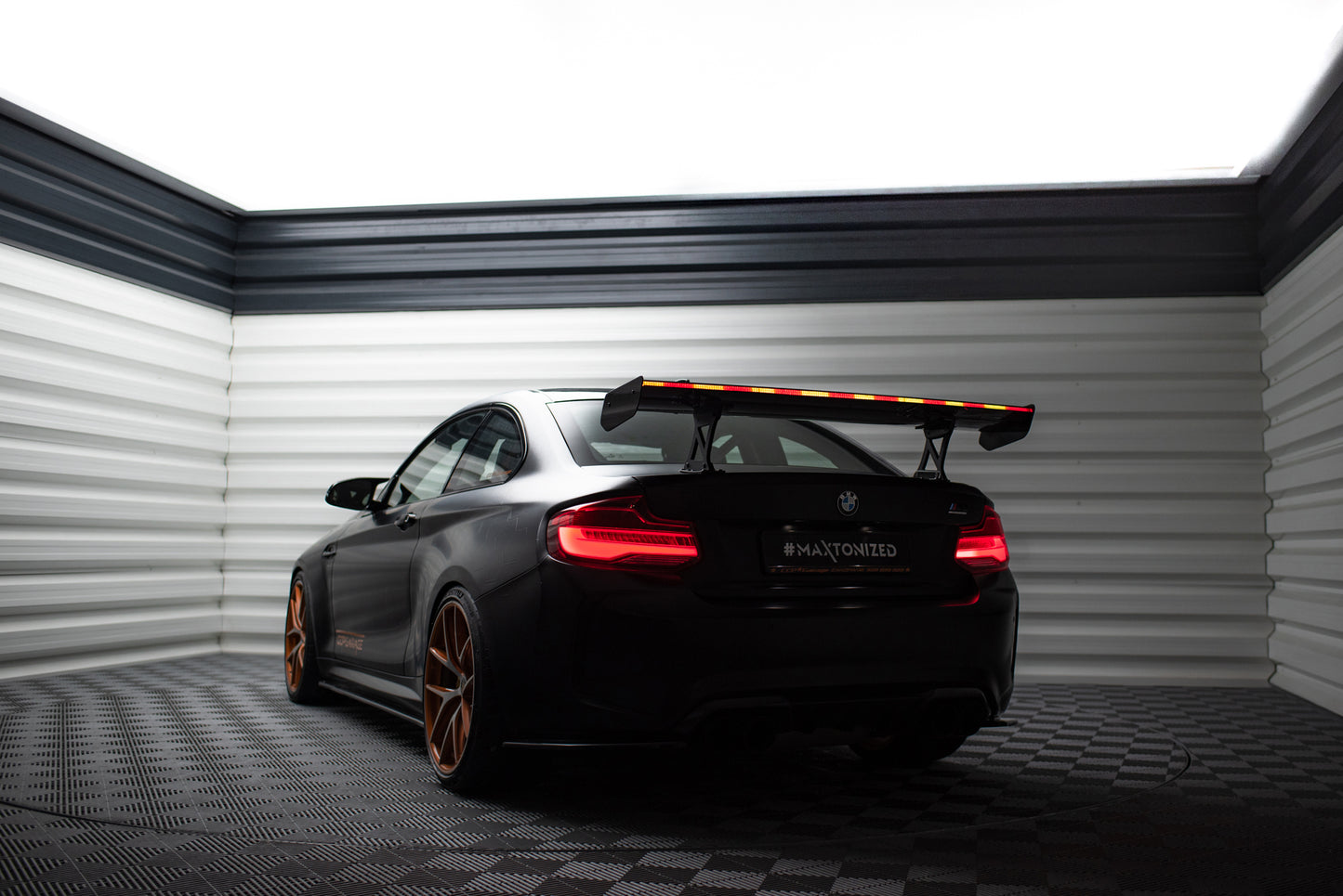 Karbonowy Spoiler Z Wewnętrznymi Wspornikami + LED pasujący do BMW M2 F87 / 2 / 2 M-Pack F22