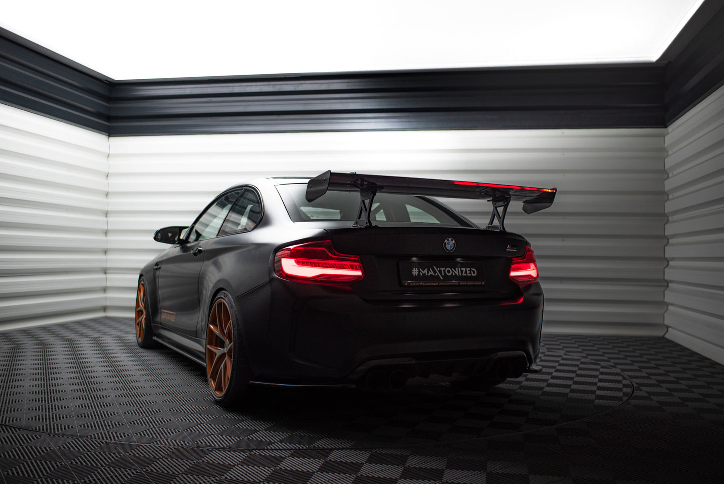 Karbonowy Spoiler Z Wewnętrznymi Wspornikami + LED pasujący do BMW M2 F87 / 2 / 2 M-Pack F22