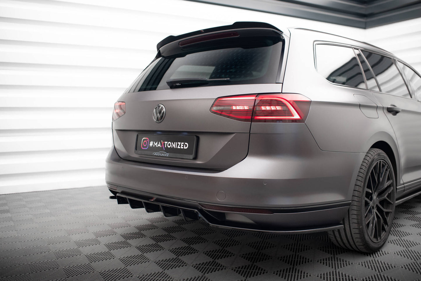 Rear Splitter (with vertical bars) Volkswagen Passat Sedan / Variant B8