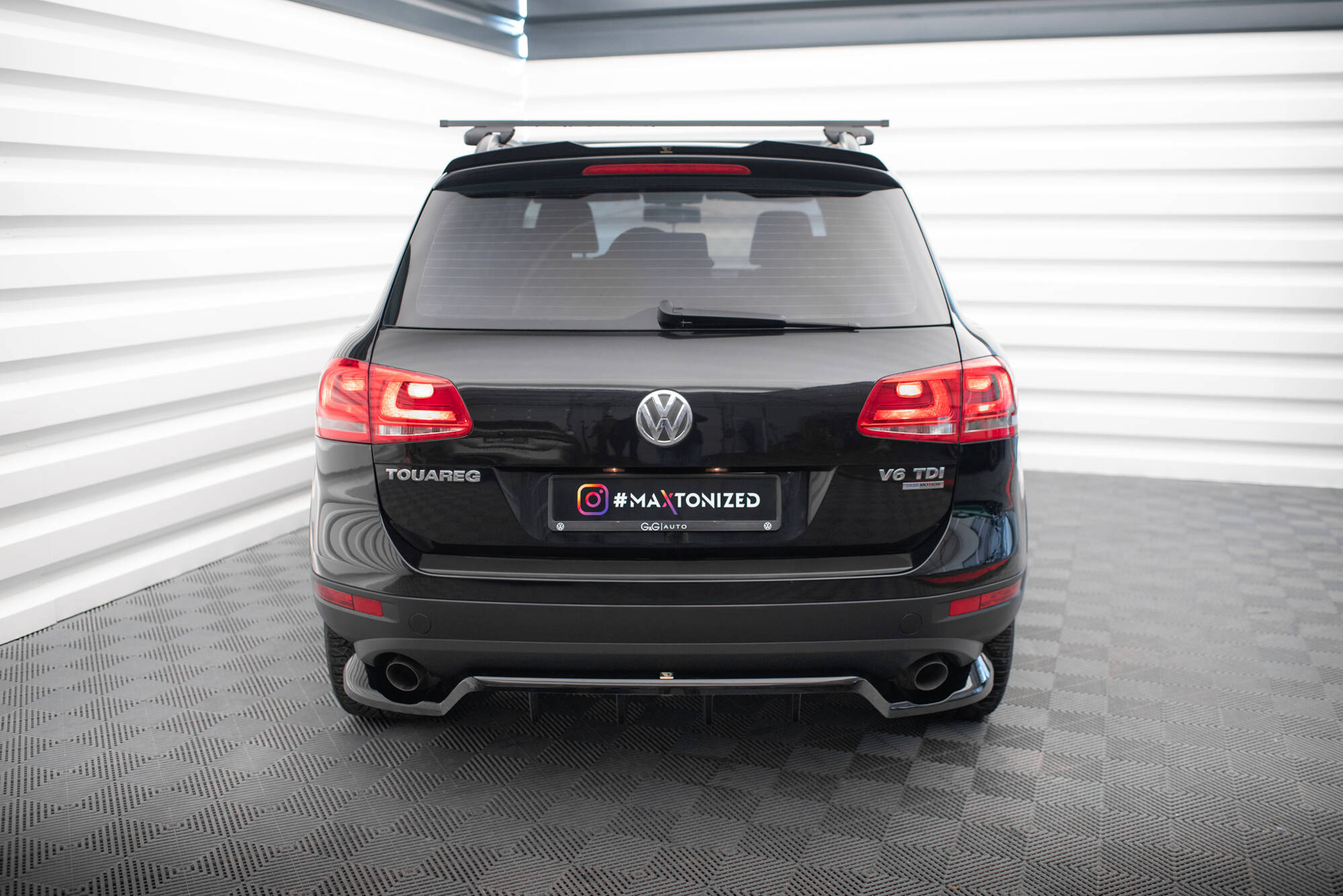 Central Rear Splitter (with vertical bars) Volkswagen Touareg Mk2 Our